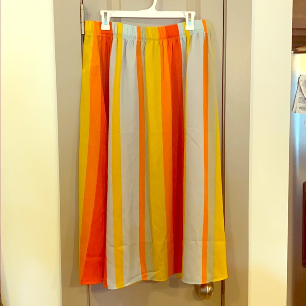 Adorable light weight LOFT skirt.